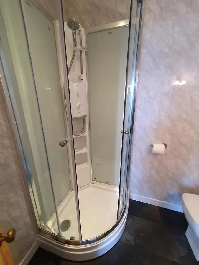 Woodlands בית הארחה 4*