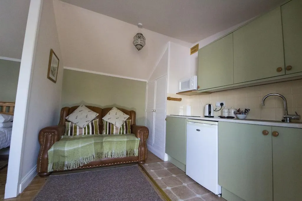 Woodlands בית הארחה 4*